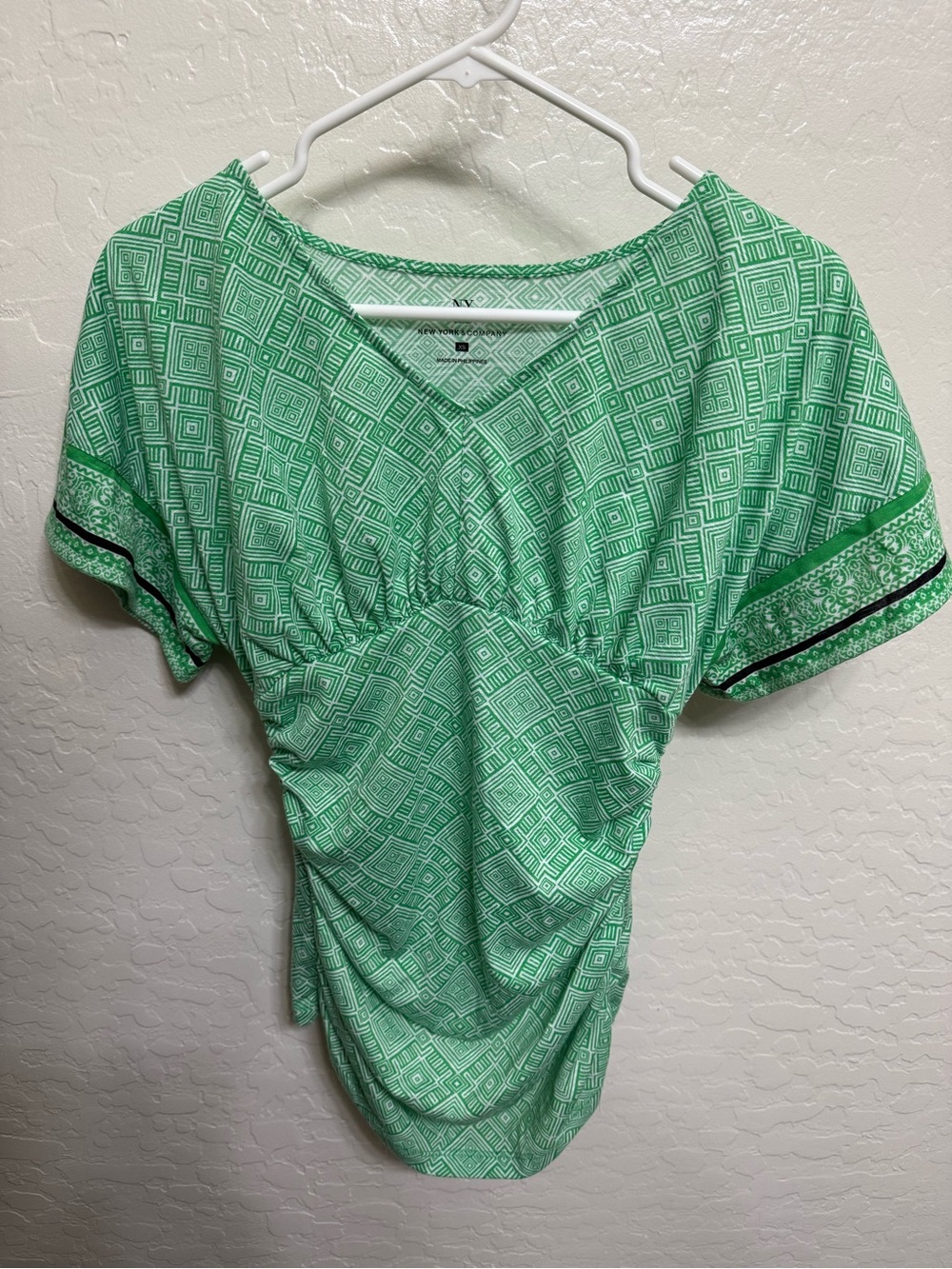 New York & Company Green Geometric Ruched V-Neck Top Size XS - Picture 3 of 5
